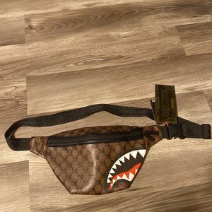 🦈☠️Sharks and Skulls Savvy Crossbody Sprayground